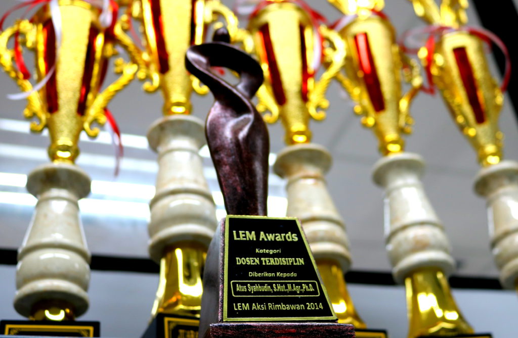 LEM Rimbawan Awards 2016 Dosen terdisiplin Atus Syahbudin